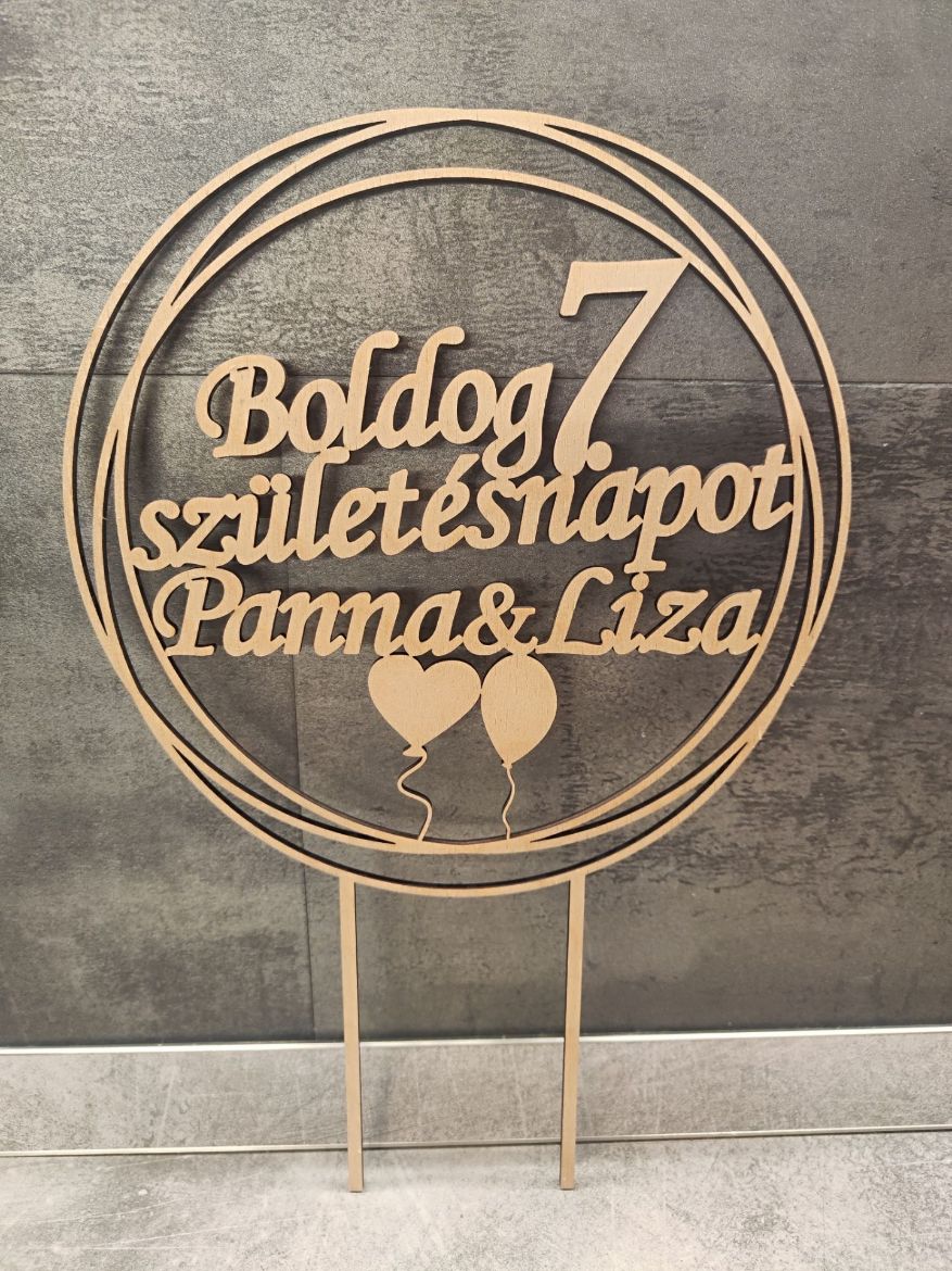 Egyedi tortafelirat számmal és logóval