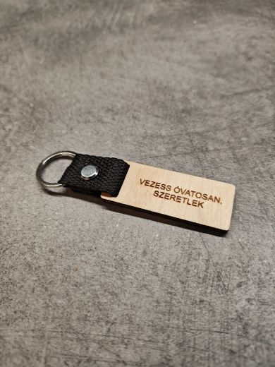 Egyedileg gravírozott fa kulcstartó szalaggal