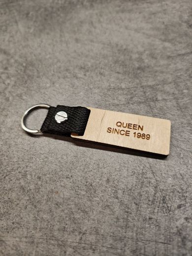 Egyedileg gravírozott fa kulcstartó szalaggal